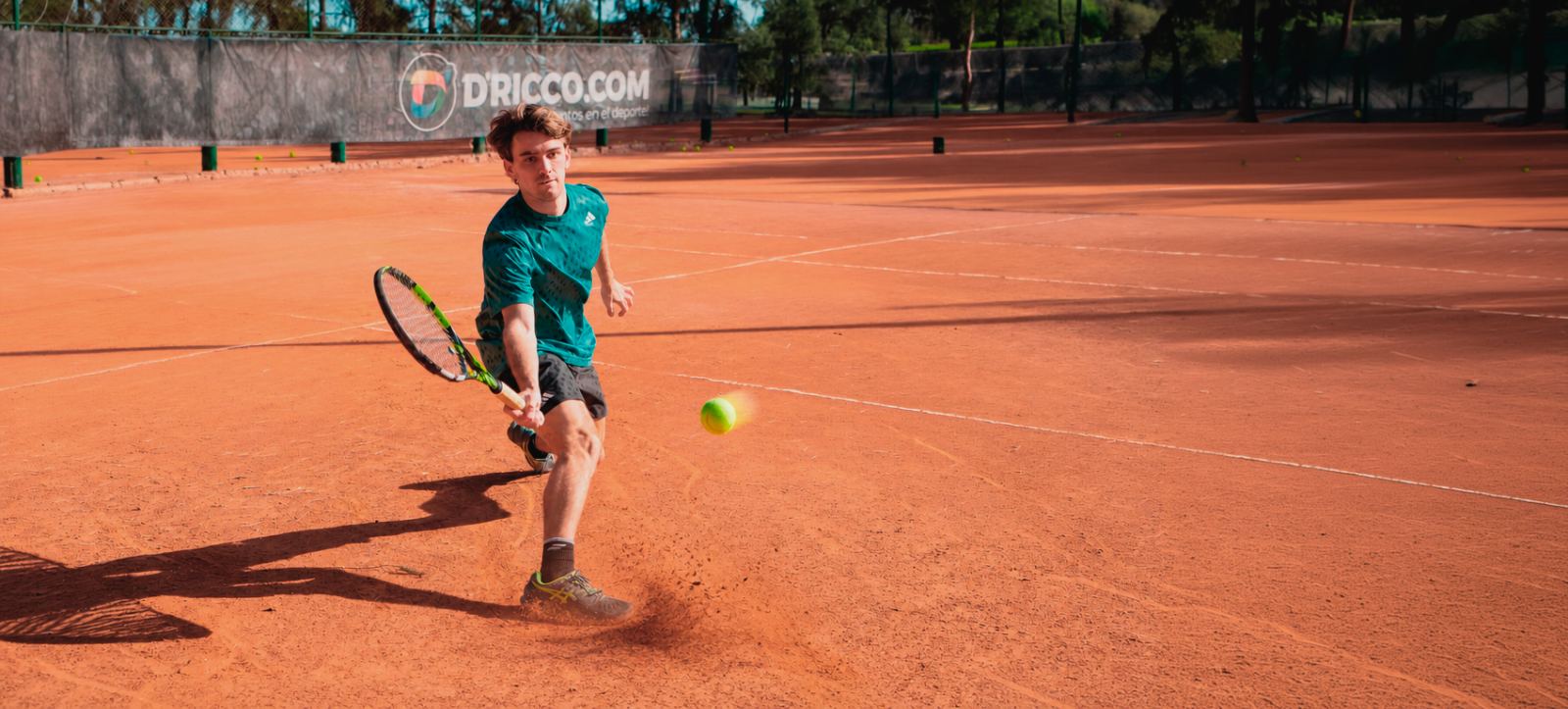 Jugador de Approach en cancha de polvo de ladrillo